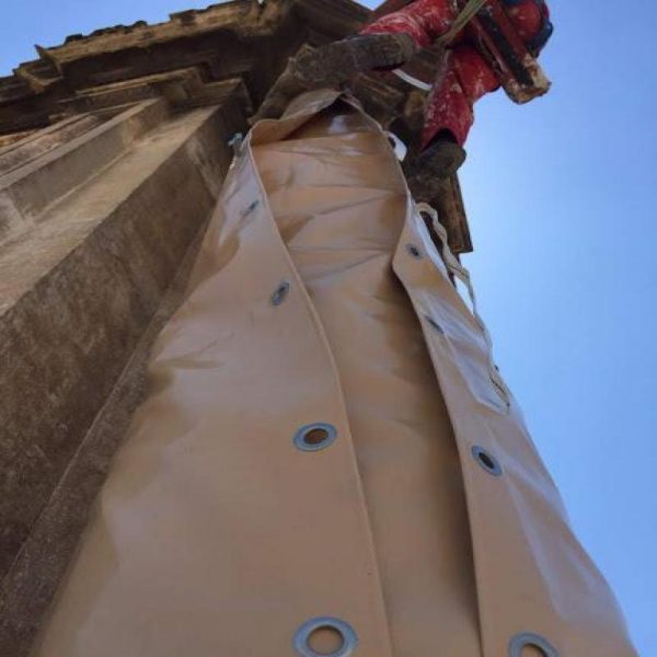 Obra en la Fachada y La torre de la Parroquia de San Bartolomé en Sevilla capital, detalle de sunchado de columnas para su protección durante la restauración
