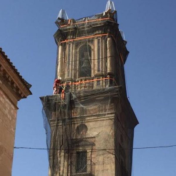 Obra en la Fachada y La torre de la Parroquia de San Bartolomé en Sevilla capital, instalación de redes para su protección durante la restauración