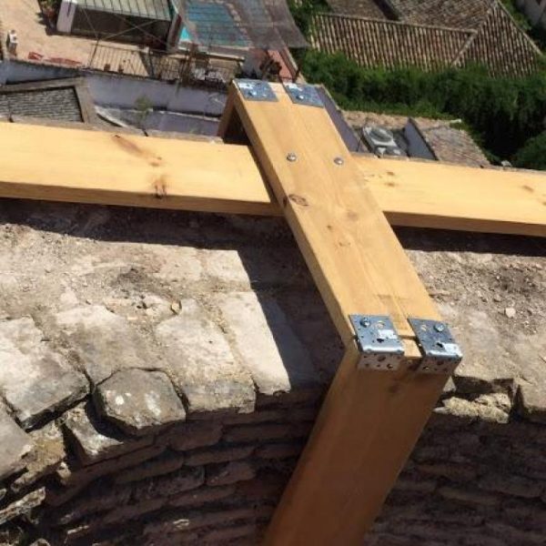 Obra en la torre de la Parroquia de San Bartolomé en Sevilla capital, instalación estructura provisional en la parte alta de la Torre restauración monumental ejecutada por Rehabilitaciones Grupo Acron