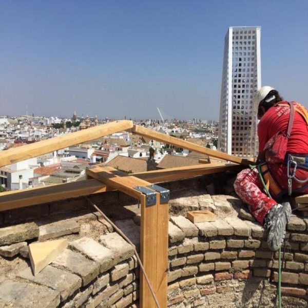 Obra en la torre de la Parroquia de San Bartolomé en Sevilla capital, instalación estructura provisional en la parte alta de la Torre, restauración ejecutada por Reabilitaciones Grupo Acron
