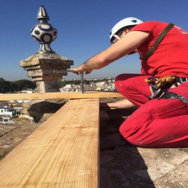 Obra en la Fachada y La torre de la Parroquia de San Bartolomé en Sevilla capital restauración monumental ejecutada por Rehabilitaciones Grupo Acron